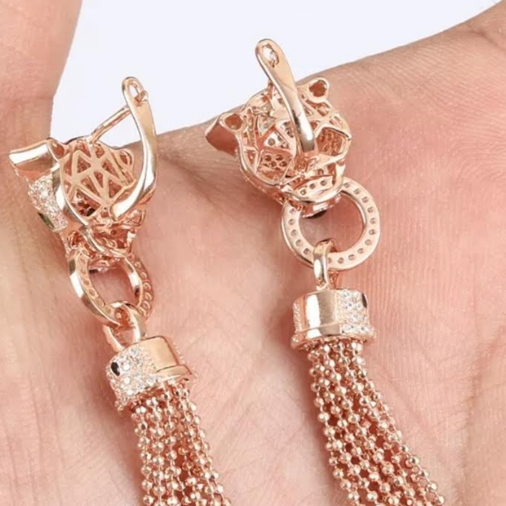 Dazzling white sapphire & Emerald leopard earrings - Picture 4 of 4